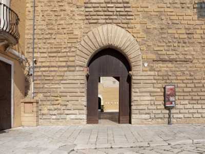 Varchiamo la soglia, costituita da un ingresso ad arco sormontato da una robusta cornice in pietra